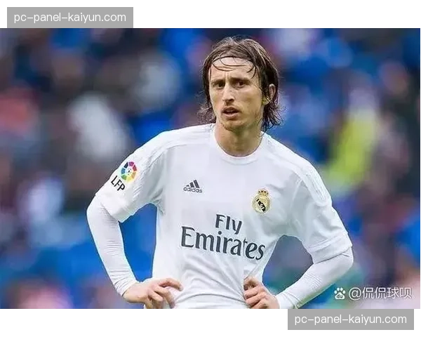 特写：终场哨响，37岁的莫德里奇独自向伯纳乌南看台鼓掌致意